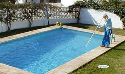 جارو زدن استخر به صورت دستی سخت و زمان بر است جارو زدن استخر به صورت دستی سخت و زمان بر است